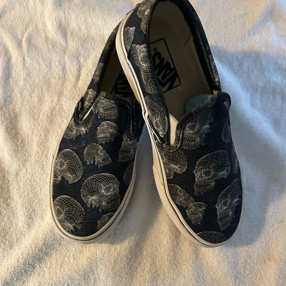 Vans women’s 6


Black Slip-On Sneakers with White Skull Print